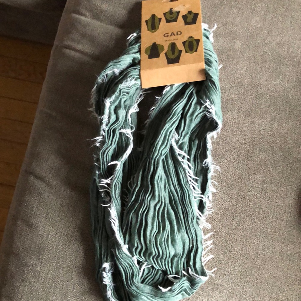Green scarf - Picture 2 of 2